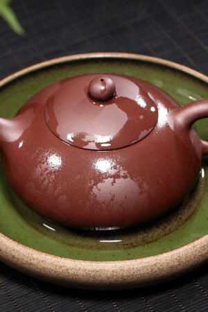 Di Cao Qing Clay Yixing Teapot + 2 Cups, Ban Piao Shape 220 ml