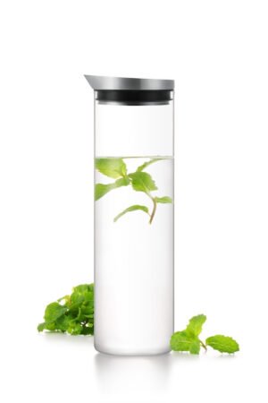 Cold Brew Tea Maker / Pitcher with Integrated Filter in Lid
